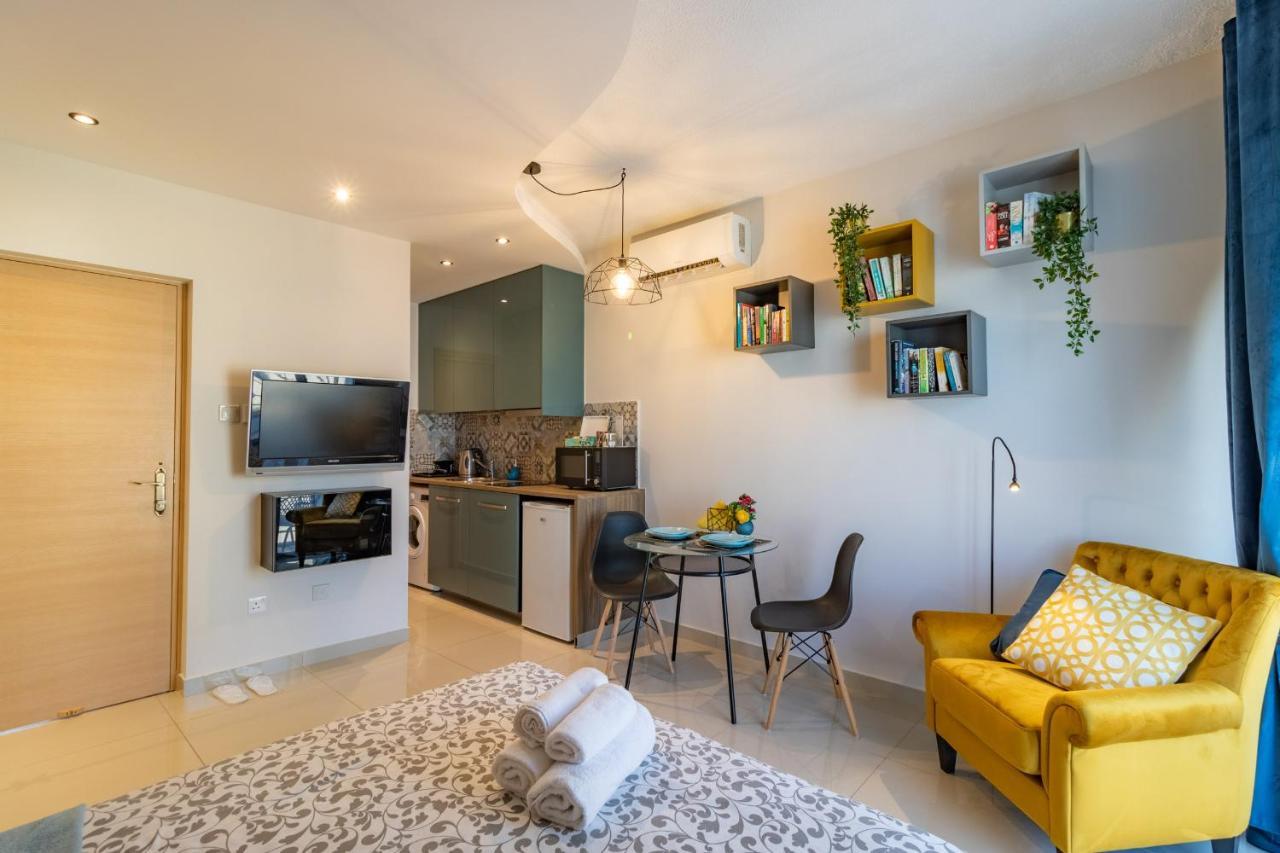 Light House - Seafront Cosy Studio With Library Paphos ภายนอก รูปภาพ